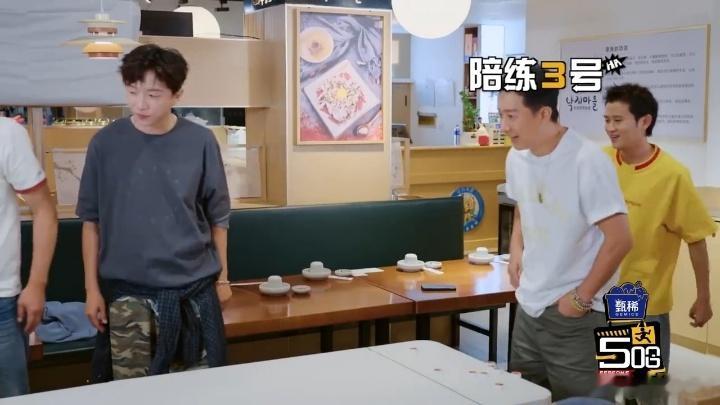 鹿晗旺邓超哈哈哈哈哈看似简单的弹瓶盖动作其实很考验手感，不同人发挥差异明显，也让