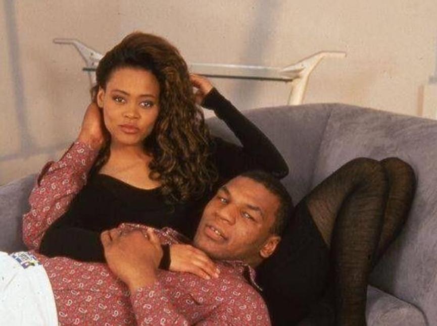 1988年，拳王泰森花了3000 万美元娶罗宾为妻，谁料，有一天泰森回到家时，竟