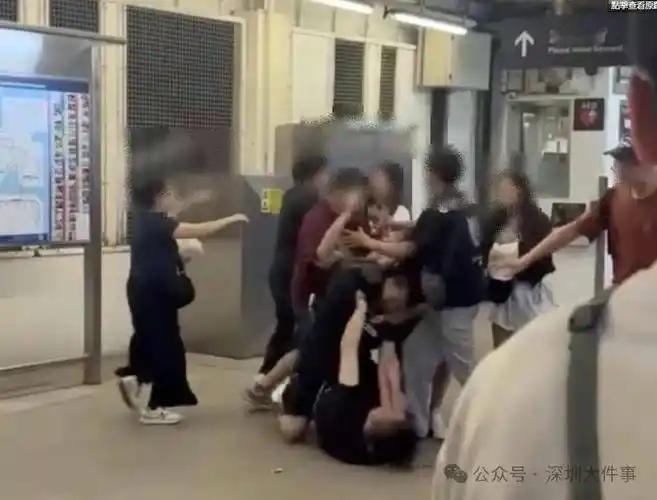 4月12日，一段港铁罗湖站发生多人肢体冲突的视频在网络上快速扩散，引发社会公众高