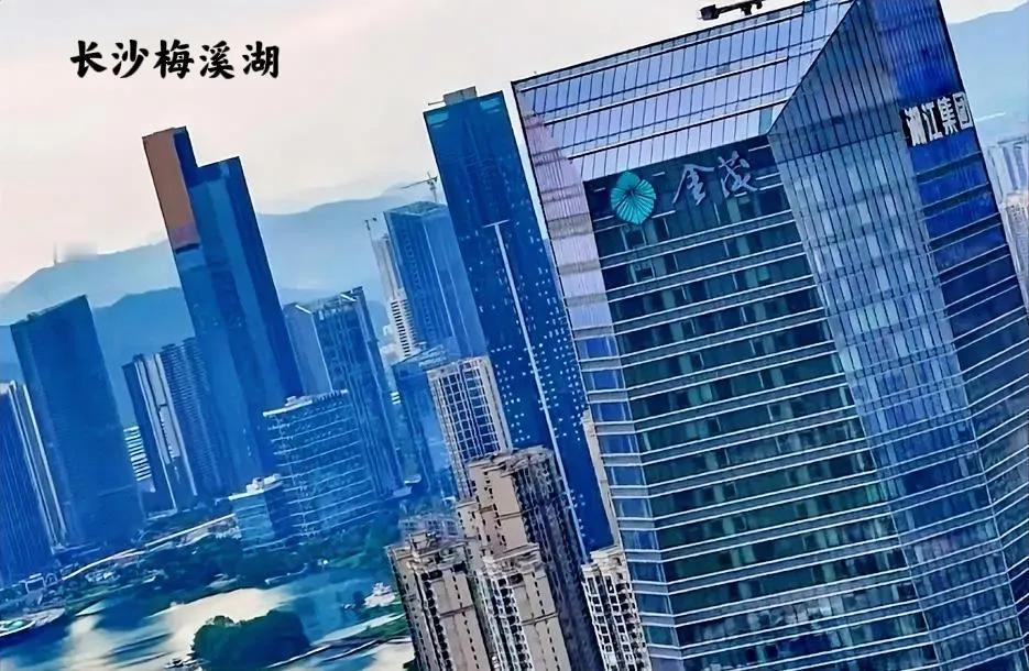 #秋日生活打卡季#长沙梅溪湖金茂大厦天际线，这个角度方向虽然有点偏，但是很有城市
