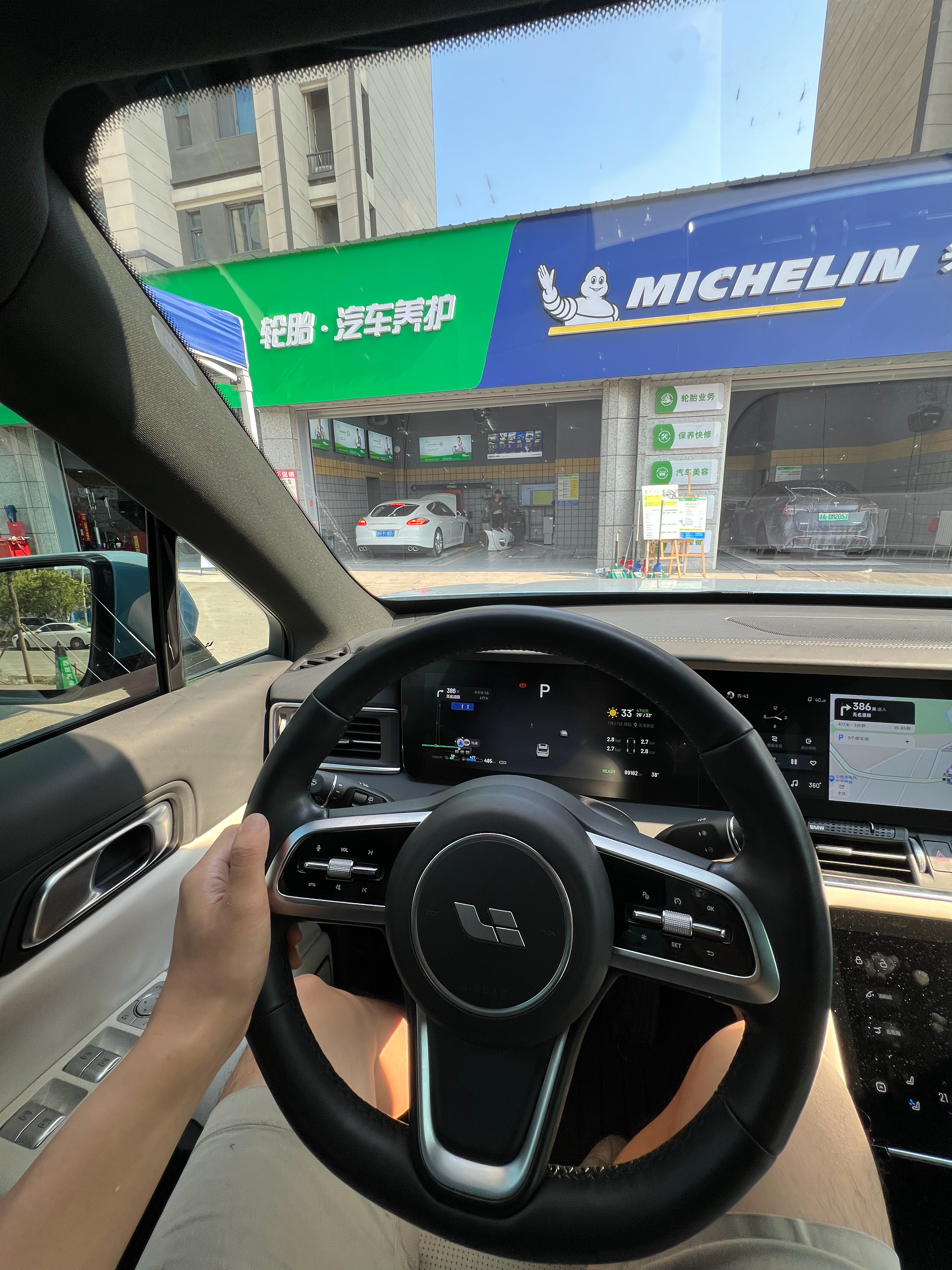 理想ONE有点跑偏，来铜片这里这做一个四轮定位。  ​​​