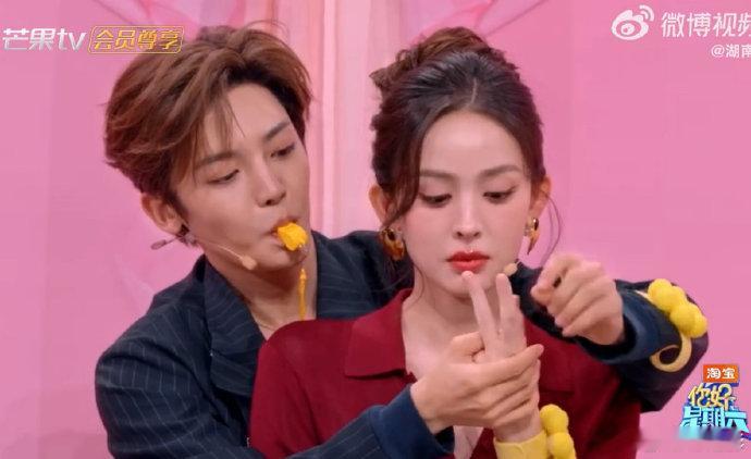 娜扎猜词全靠题海战术 侯明昊的头部示意在娜扎眼里仿佛 “加密信号”，好在娜扎解锁