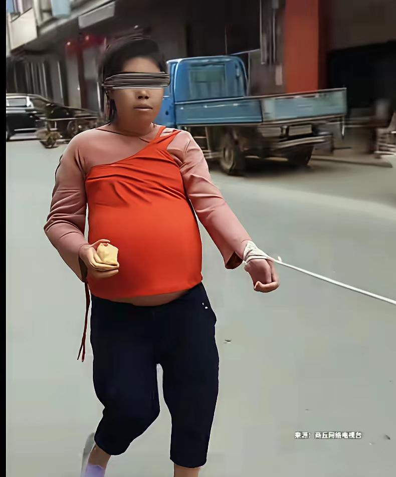 造孽啊！
​街头一幕，妻子精神失常，为防止怀孕妻子走丢，老汉用一根绳子将两人连接