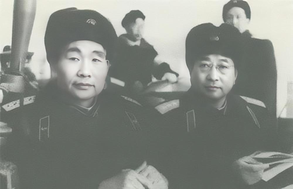 1925年萧劲光坐船来到广州，刚跳下甲板，没走几步，突然就被一个身材魁梧相貌英俊