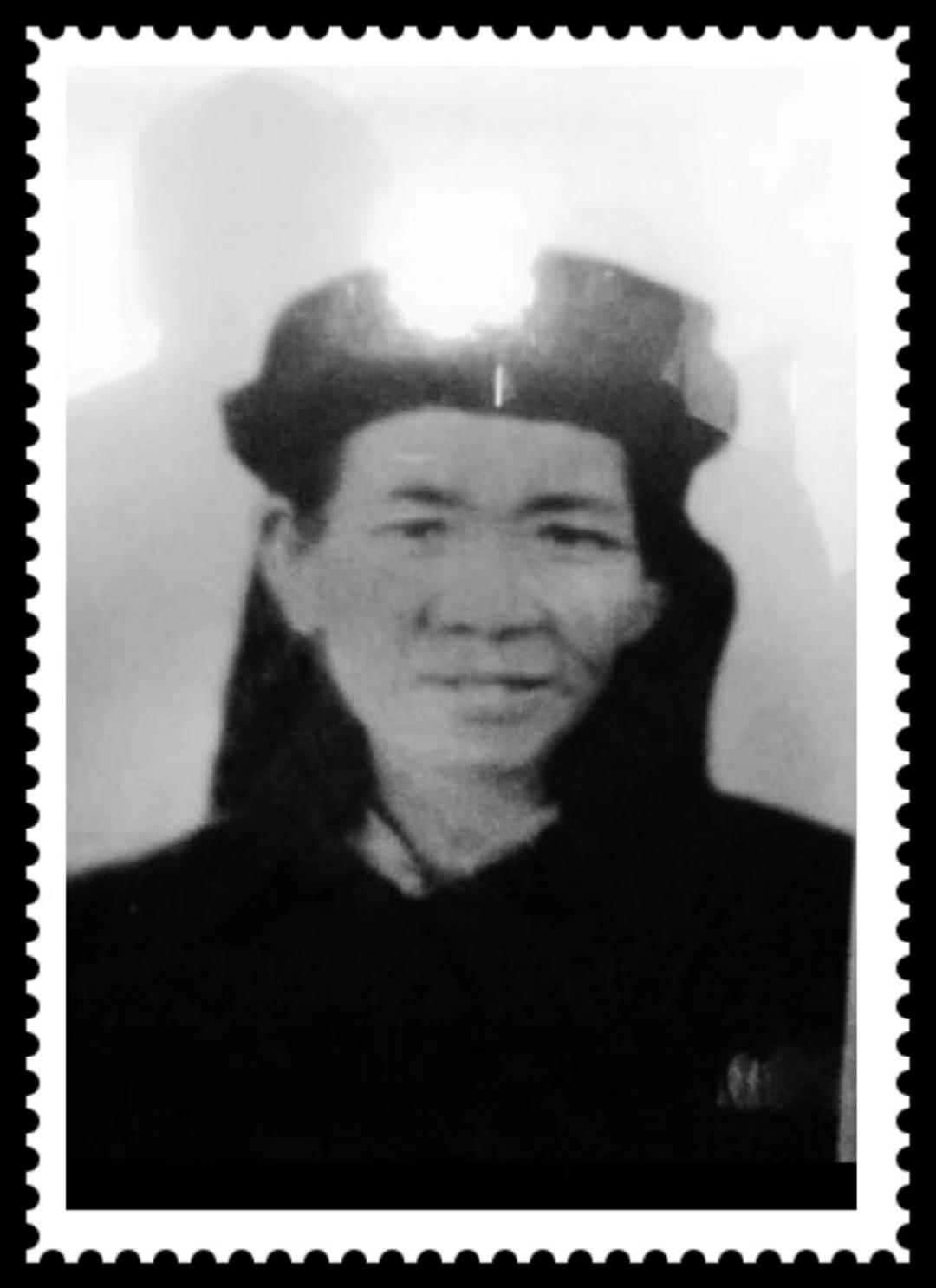 时光里的温柔回响

文/邓杰

五月的风裹着康乃馨的甜香，漫过城市的街角巷陌。橱