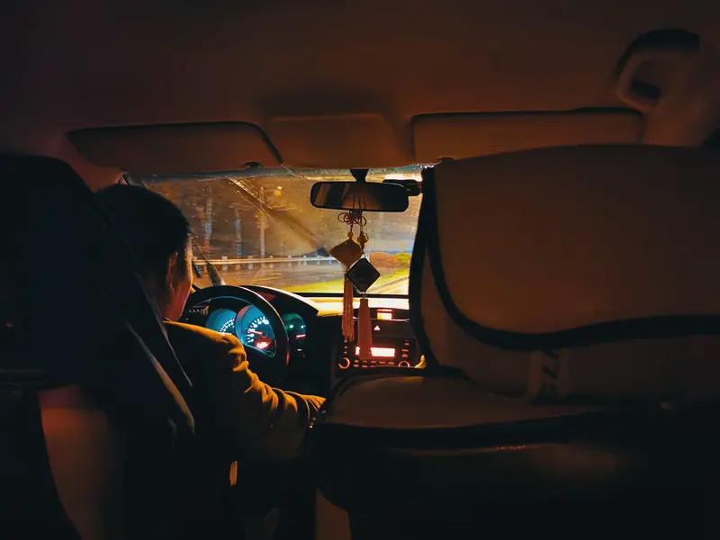 贵阳乘客手机遗落出租车，主动付300元感谢费遭司机拒绝，无奈之下将费用提到100