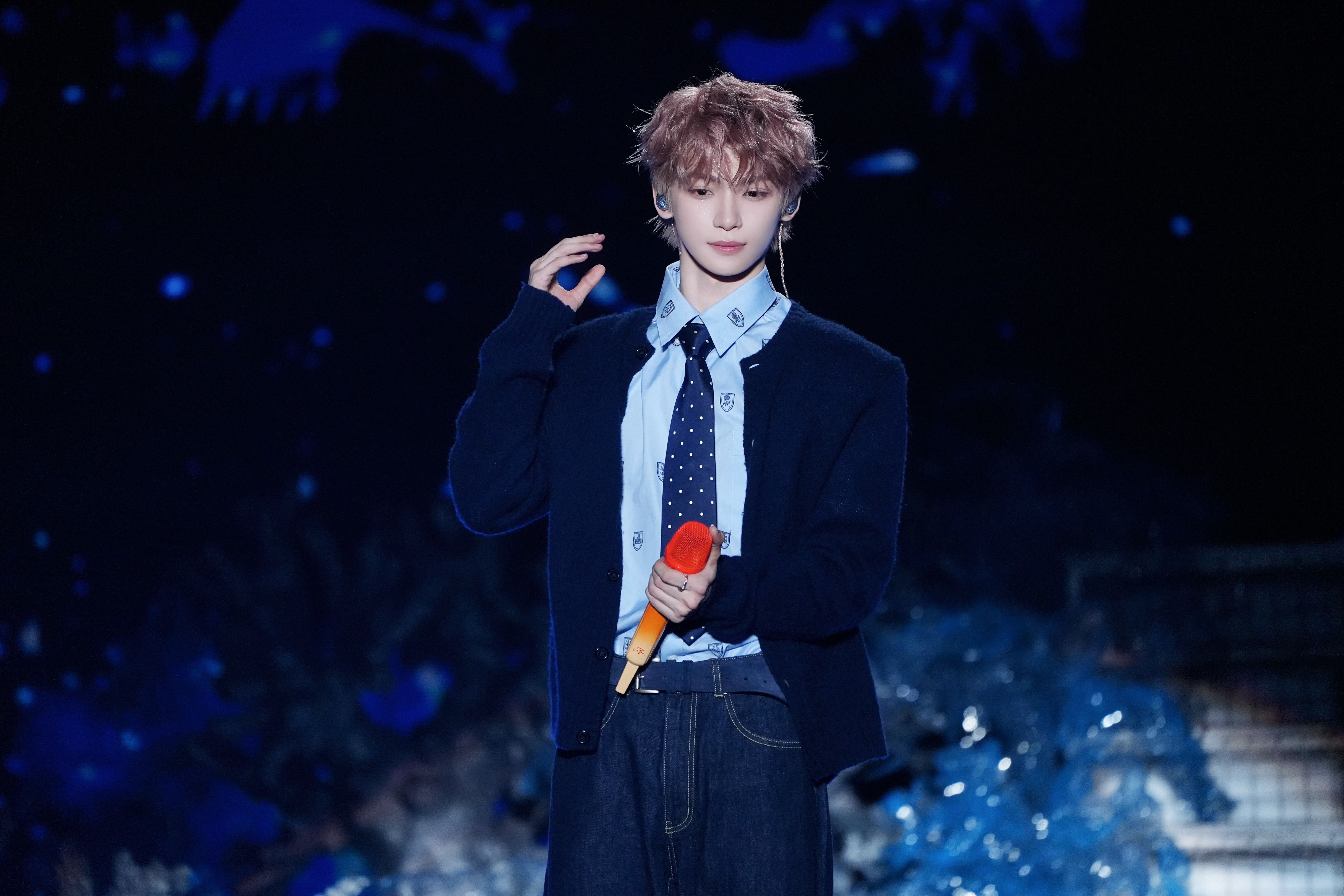 梓渝 × “游”点意思2026巡回演唱会•贵阳站舞台 Look，学院风藏蓝针织衫