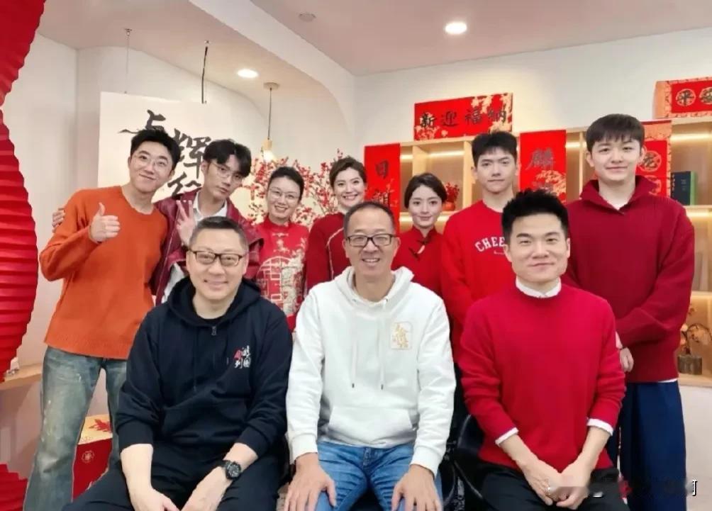 宇辉说，感谢所有人对我们过去一年的陪伴，信任支持还有包容，特别是俞老师，周老师还