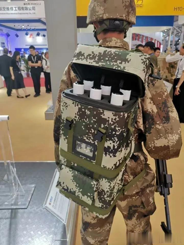 未来的解放军步兵一定让敌人很绝望 ​​​，
我国自主研发的“智能单兵导弹”+枪式