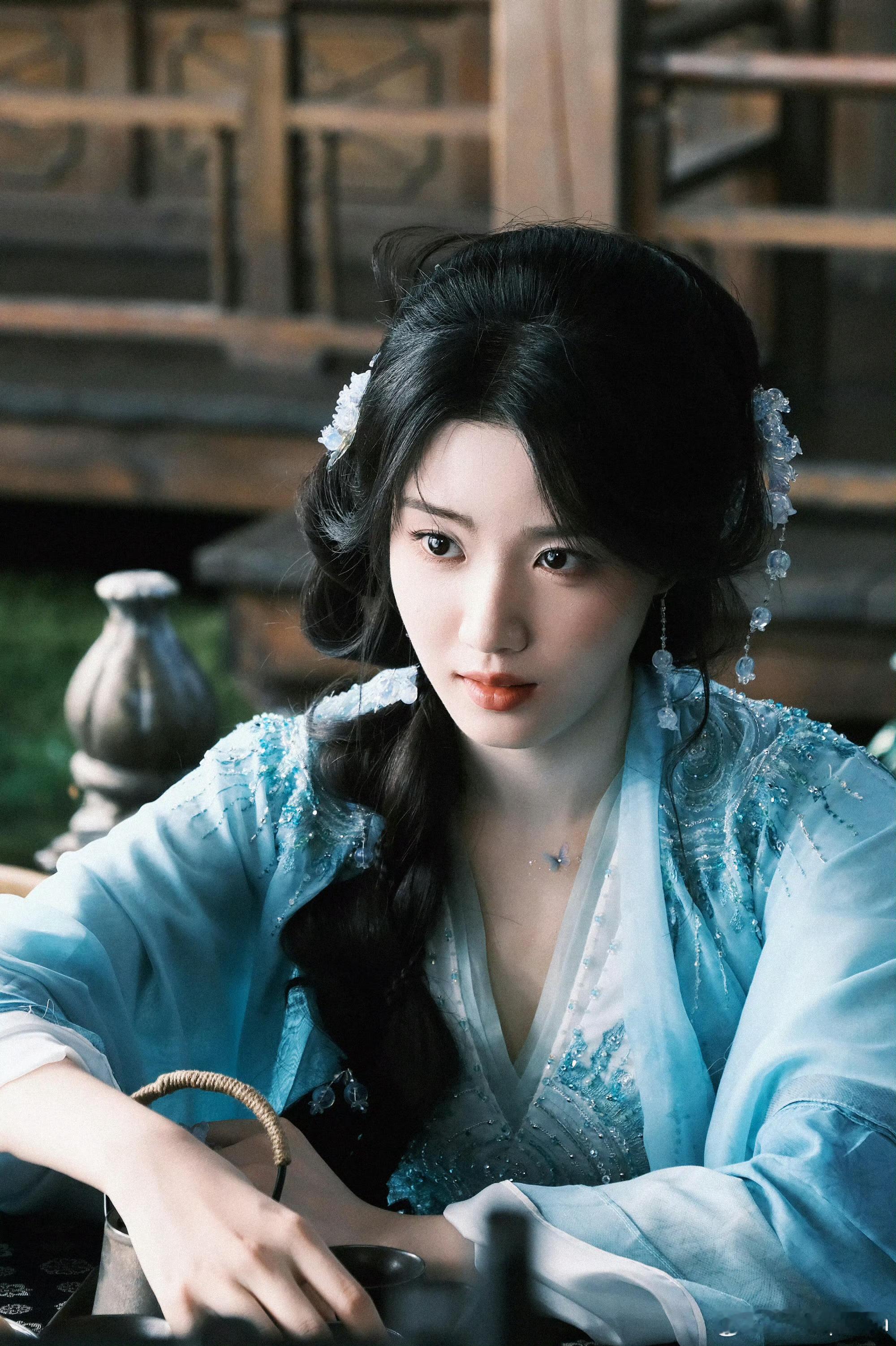 谁还没被噜噜晓 这身蓝衣造型戳中？妆容精致又大气，整个人自带不食人间烟火的仙气，