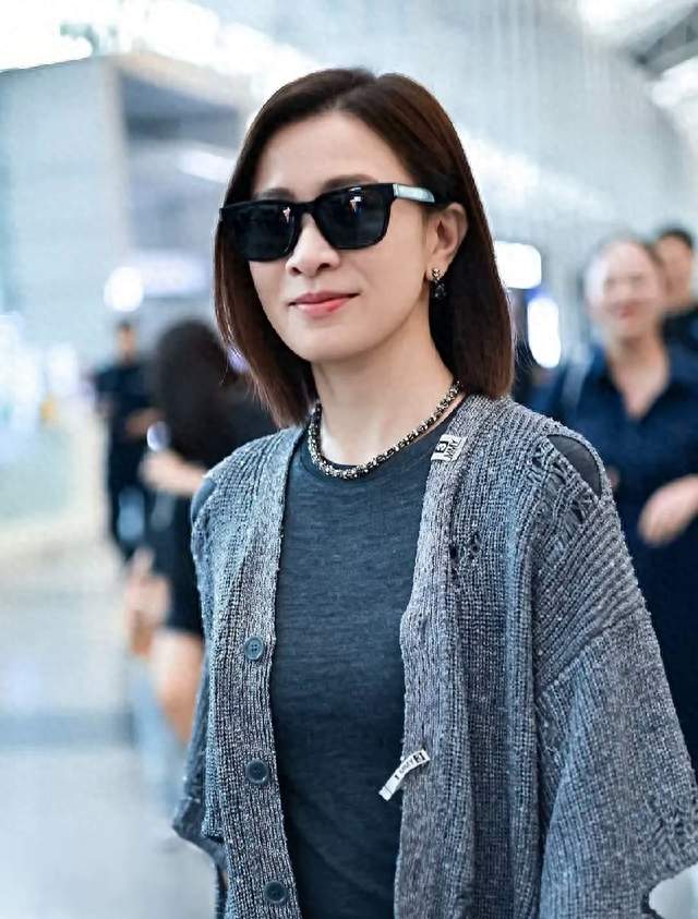 佘诗曼这穿搭太绝了，灰调针织开衫+素色T恤+黑牛仔，舒适时髦。