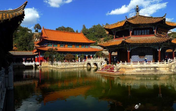 【昆明圆通寺】昆明圆通寺内青山、碧水、彩鱼、白桥、红亭交相辉映，精美的雕梁画栋和