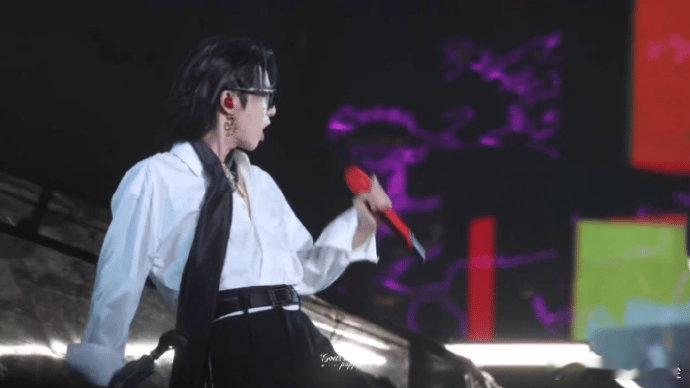华晨宇 满分斯文败类家人们谁懂啊！华晨宇这一身斯文败类风，直接把我拿捏得死死的，