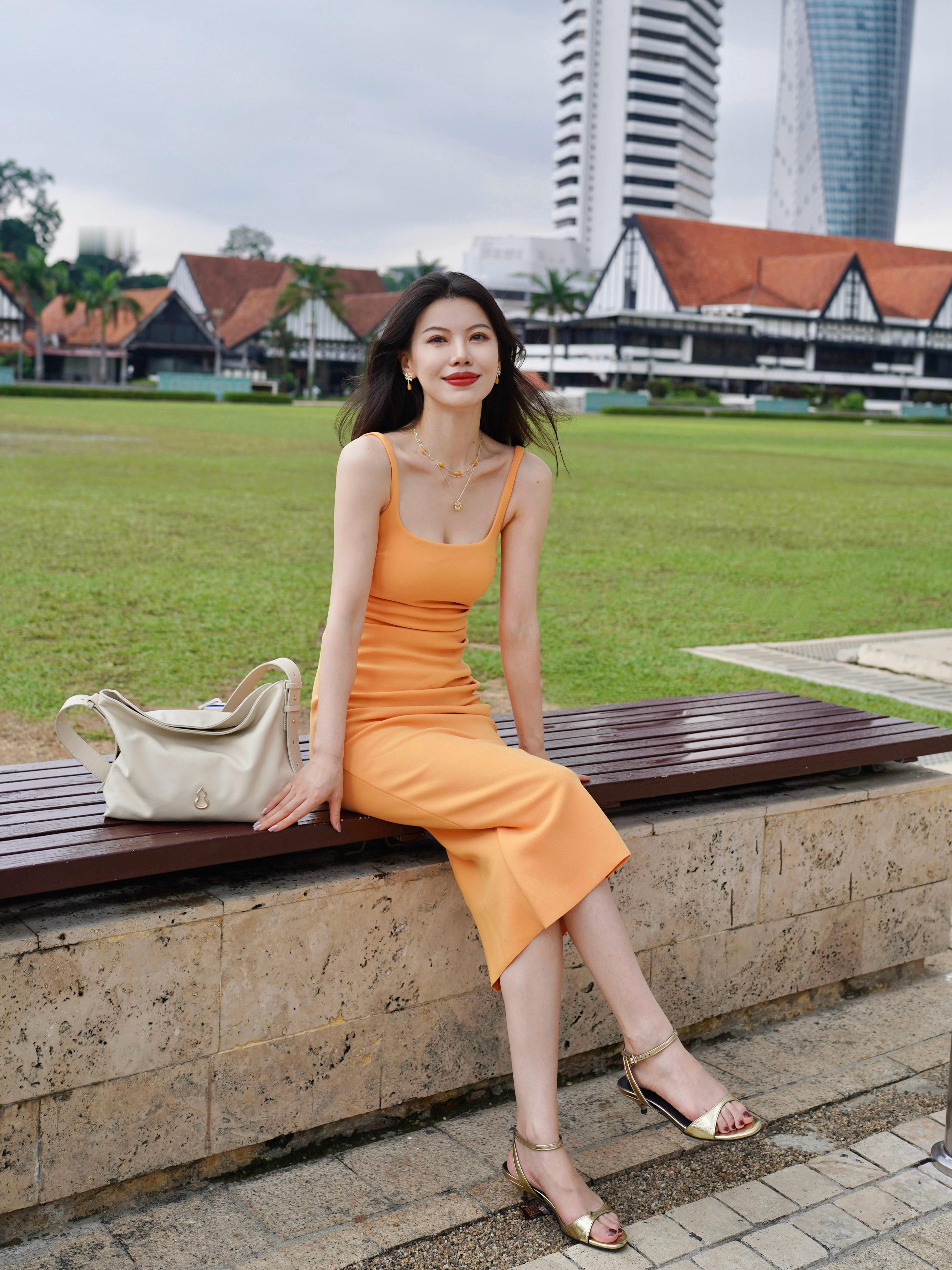 乌云密布的独立广场像是在无声宣言🧡今天穿什么 ​​​
