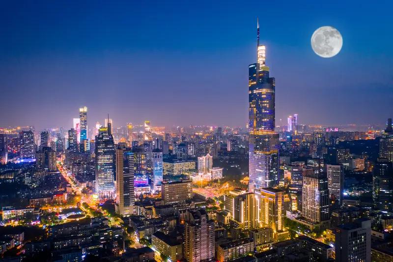 看到“月落西山大地暗”这个上联，感觉瞬间有股静谧又宏大的氛围扑面而来。我对的下联