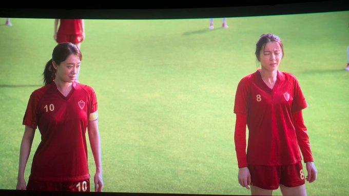 看完《功夫女足》，完全理解为什么有人说这部片夸张得像神话剧。
 
前半段还在刻画