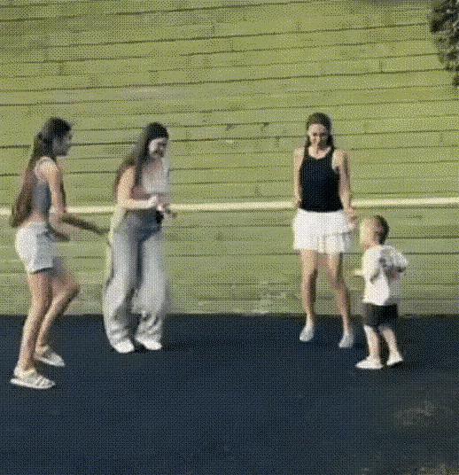 这小孩子有发展
 民间所言：三岁看到老
是有一定道理的