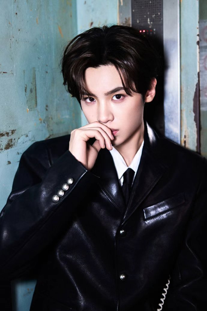 黄明昊粉色袖扣，黄明昊黑西装粉色花朵扣，满分帅气的小贾上线啦，期待住和你的现场的