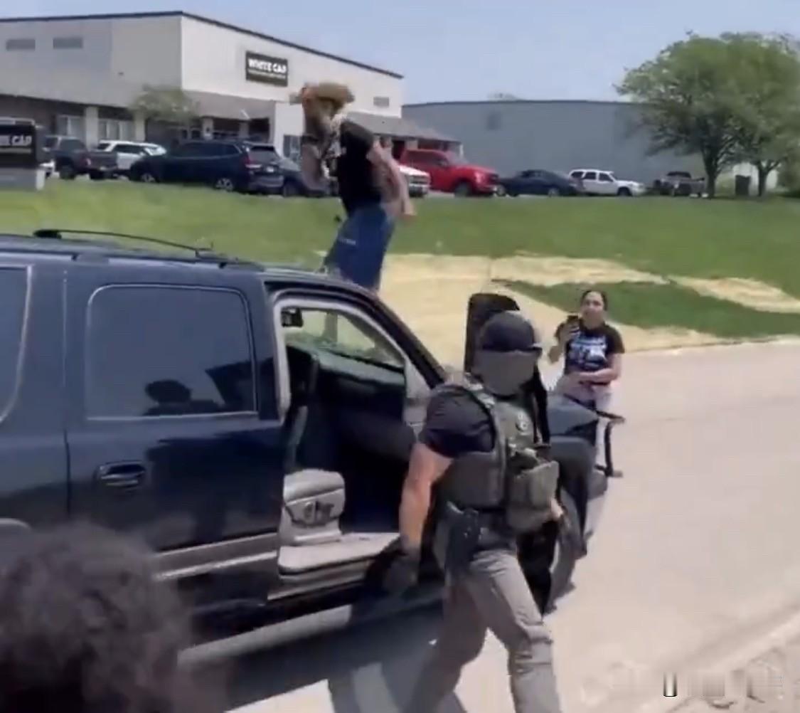 ICE执法人员为何需要蒙面执法


     ICE执法人员（美国移民与海关执法