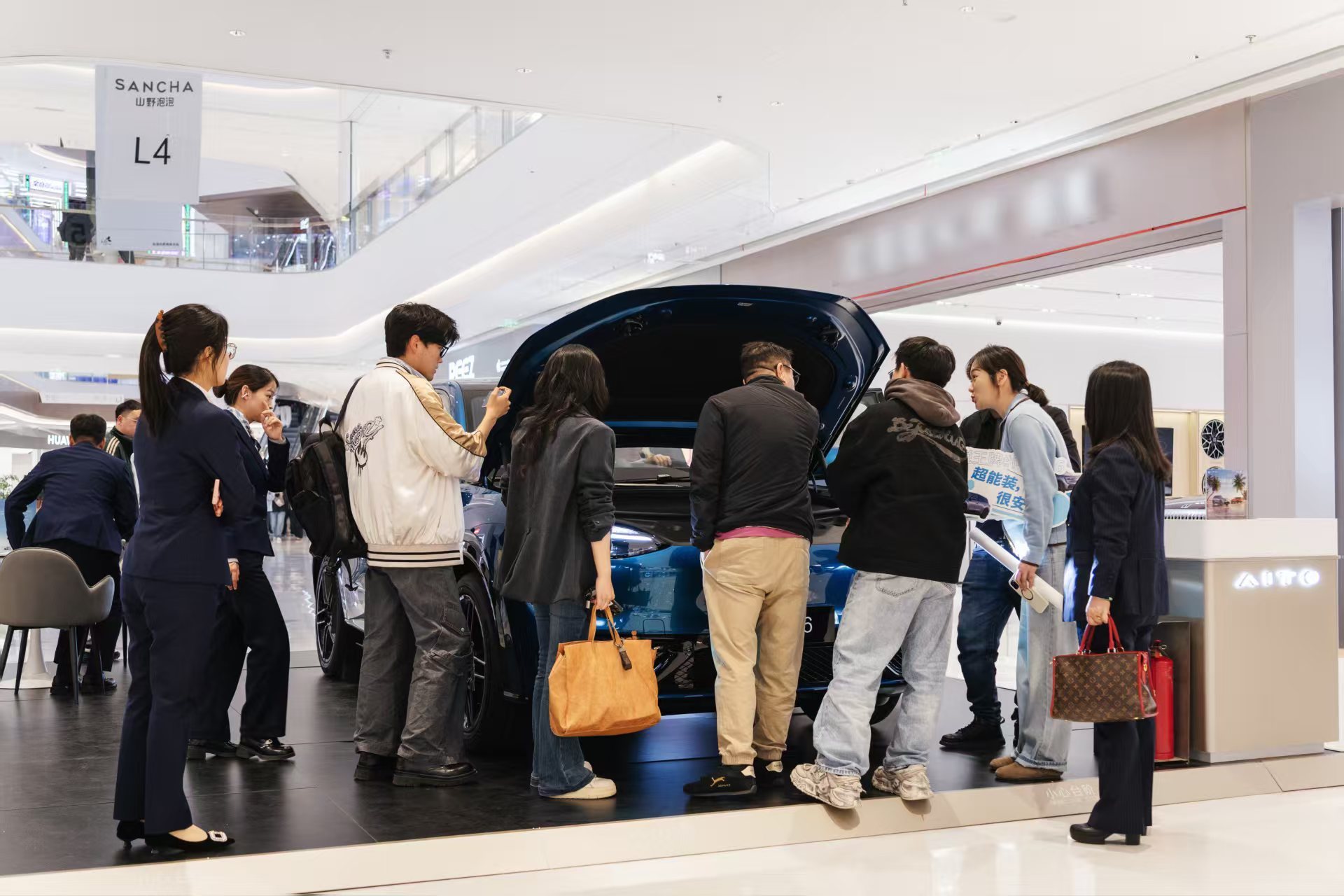 我们中老年人以前买车考虑这考虑那，要做很多复杂的准备工作（备课），以前还会自己换