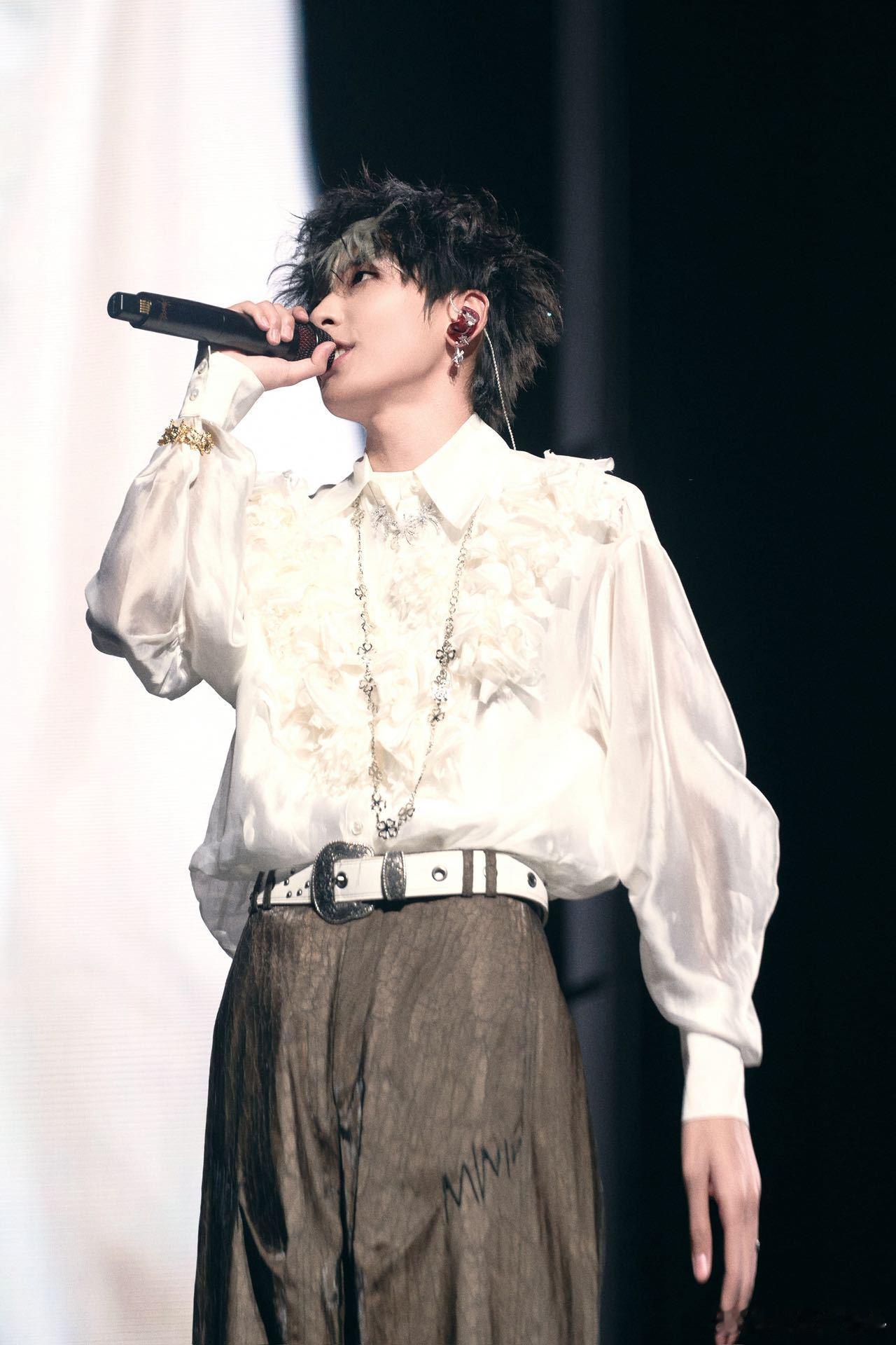 把烦恼丢进旷野！1月郑润泽四巡来袭，三城接力开唱，深情演绎《就让这大雨全都落下》