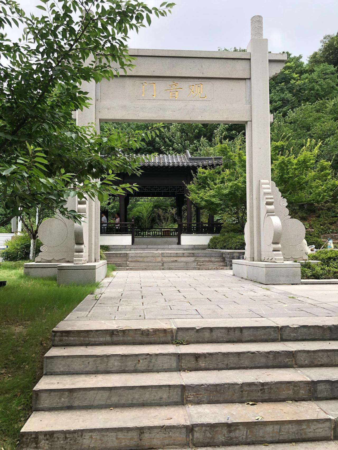 游南京观音门公园
文｜孙玉良
一脚踏进观音门
欲拜唯有草木深
石壁沧桑终须辨
又