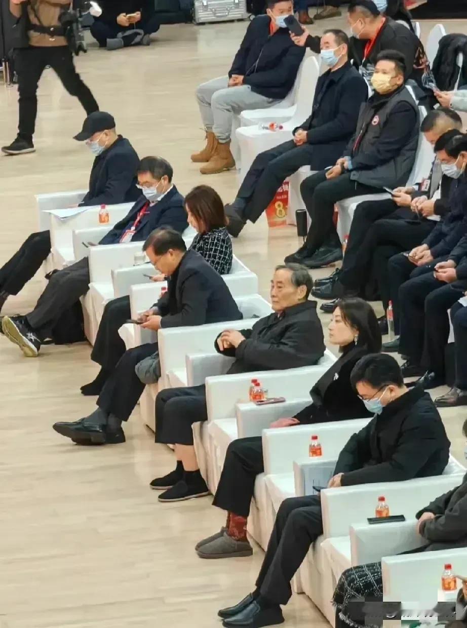 这张图快传遍全网了！在一众铮亮亮的皮鞋堆里，宗老30元的布鞋、宗馥莉100多元的