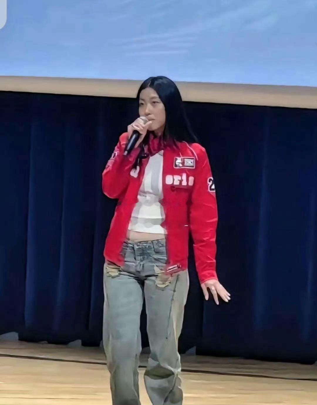 陈奕迅的女儿出道了，笑起来有种刘亦菲的感觉 