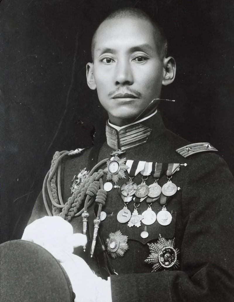 1927年上海，周恩来被捕后，审讯他的团长鲍靖中做了个决定，29年后周恩来亲自登