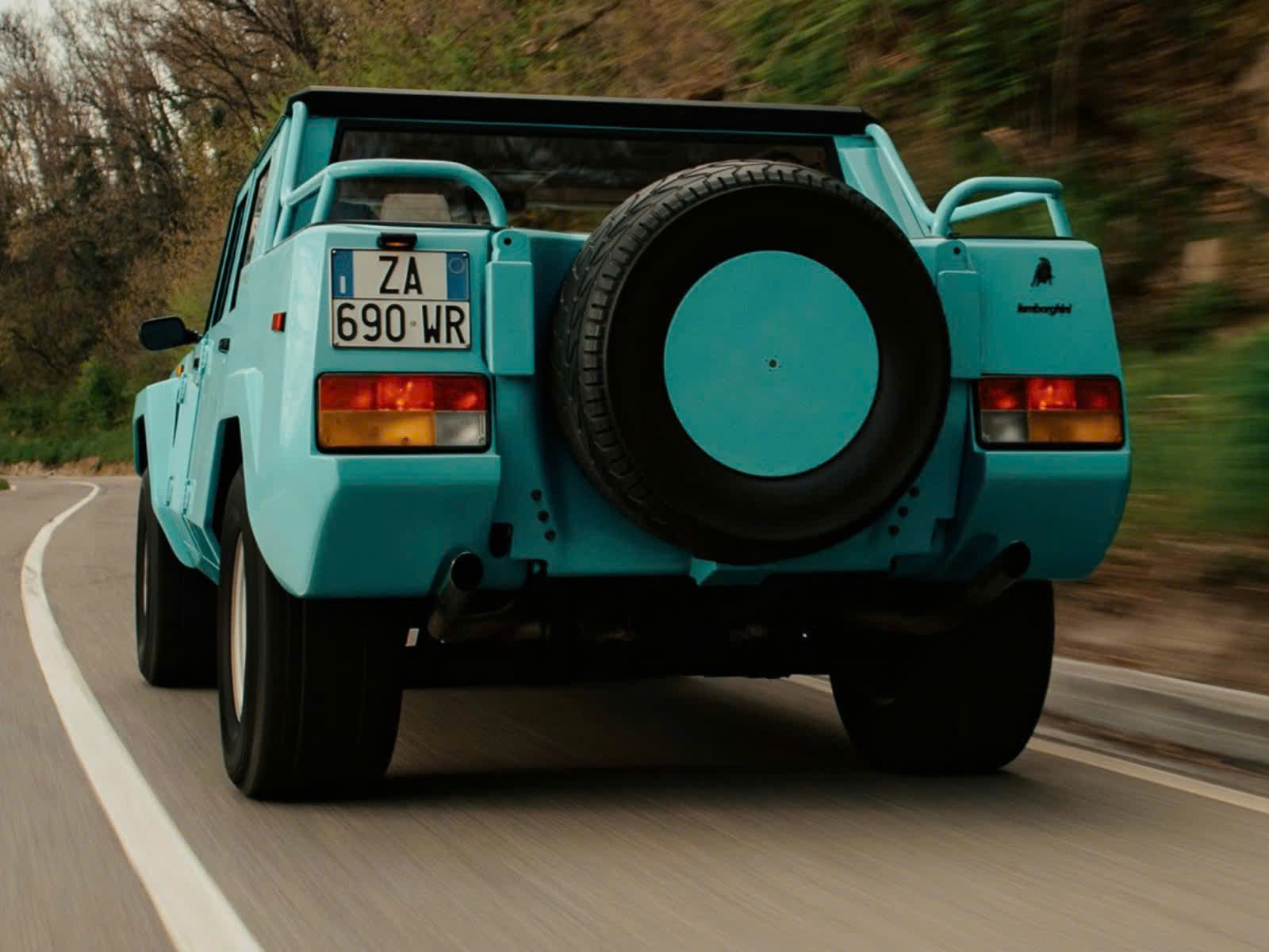 兰博基尼  兰博基尼首款SUV迎来40周年，搭载经典Countach V12发动