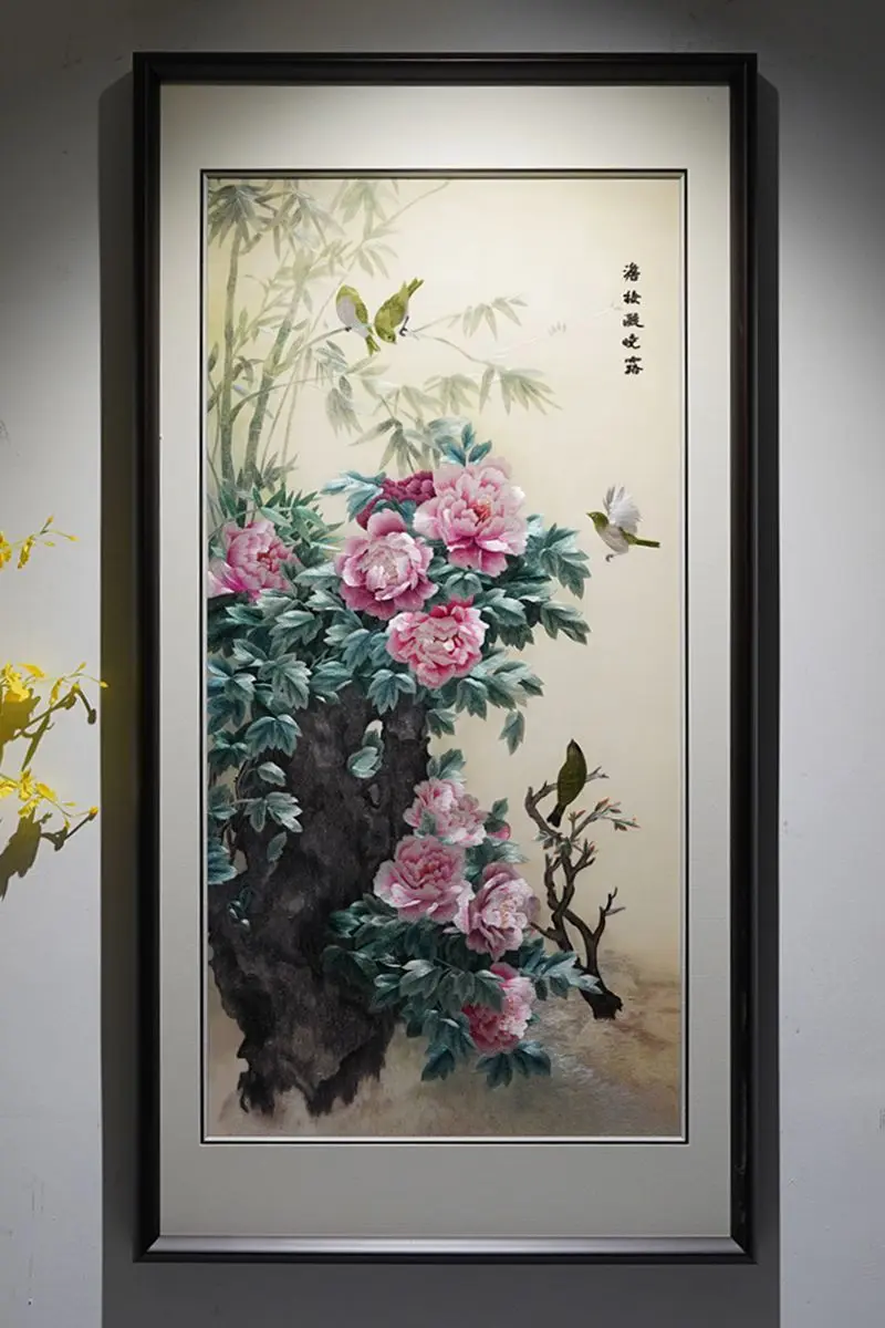 牡丹竹影入绣，织东方富贵清韵 这一方苏绣花鸟，是把春日的国色天香与竹影...