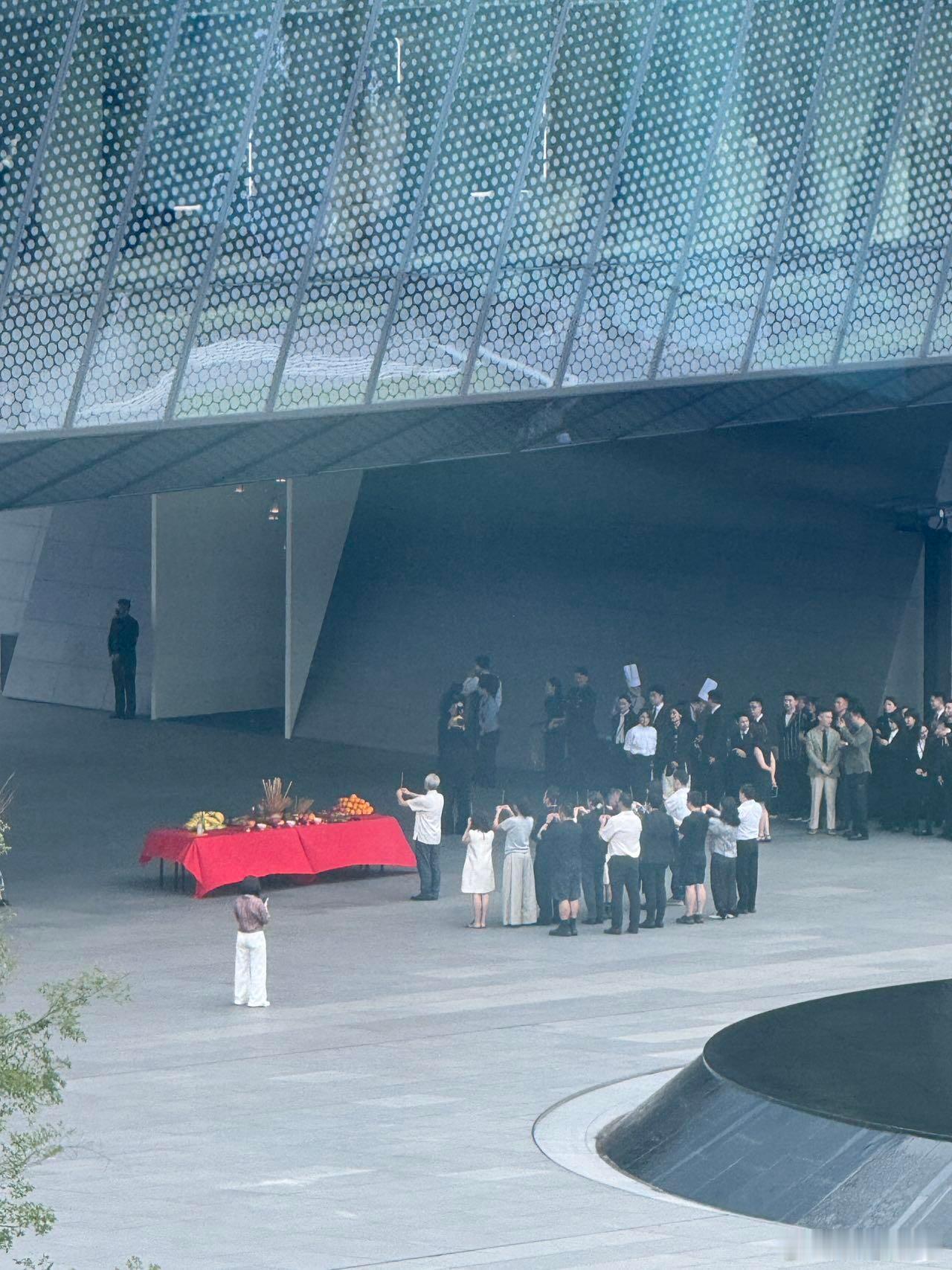 LV来成都蔚蓝湖滨城也要虔诚拜三拜🙏，期待今晚的王鹤棣👑 ​​​