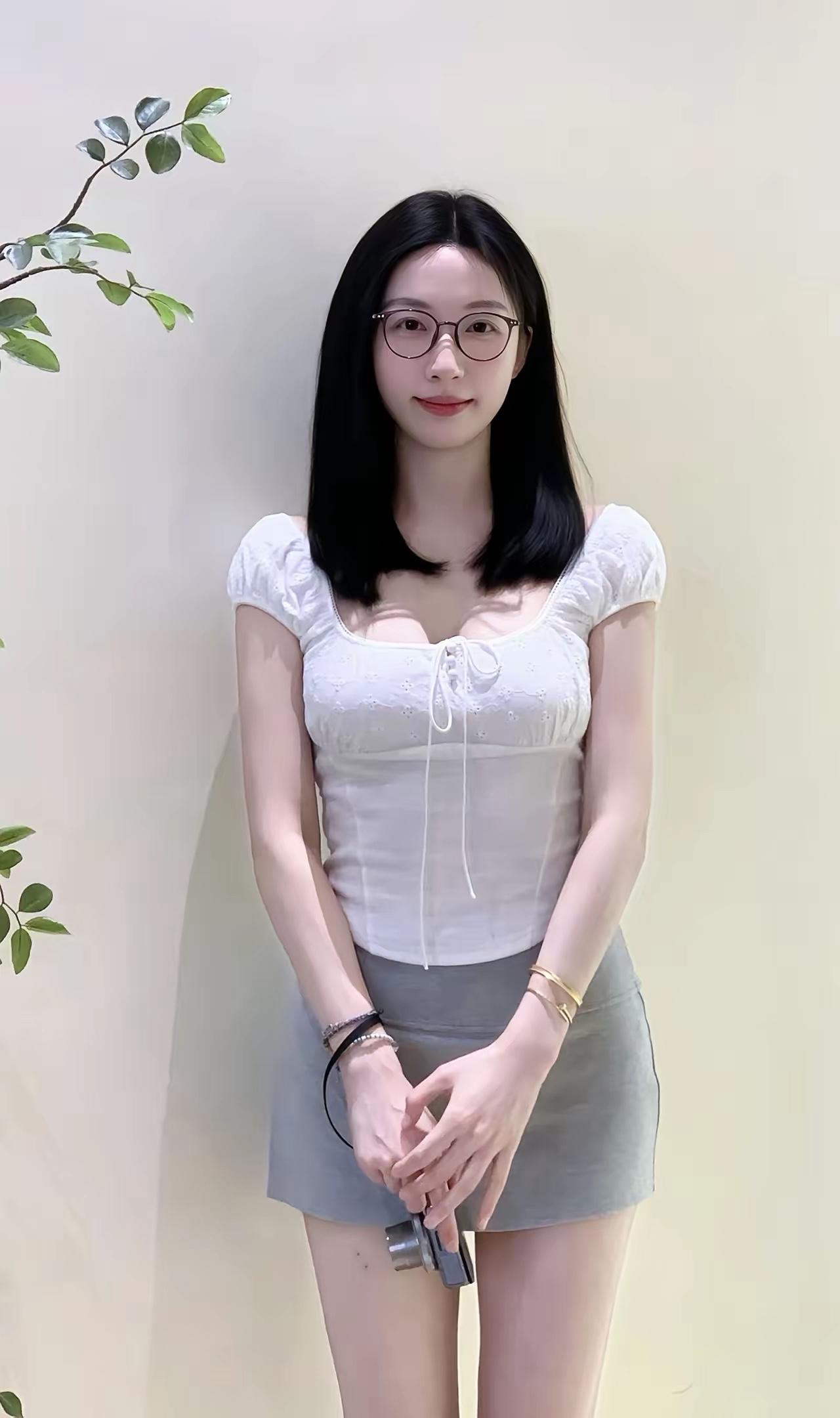 吸引力爆棚！如何得此佳人！蒜鸟蒜鸟！
       倚着白墙，白衫难掩曲线玲珑，