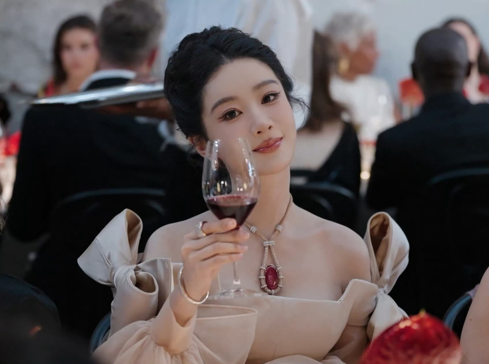 杨紫皮肤 以为开了磨皮 yz杨紫巴黎珠宝展发型师朱子曰 把生命释放于大地长天，远