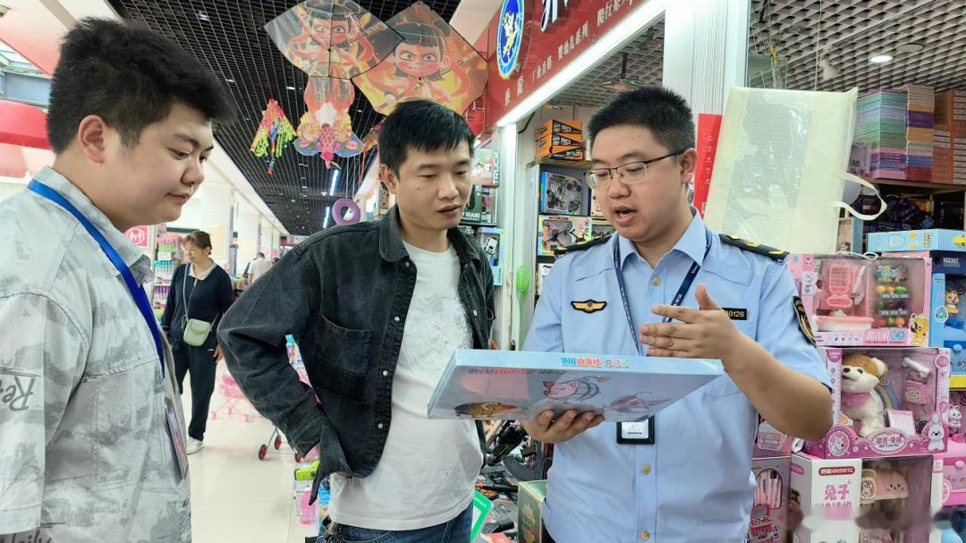 【贵阳重点整治娜塔莎等网红玩具】6月1日，贵州贵阳。据贵阳市场监管：贵阳市市场监