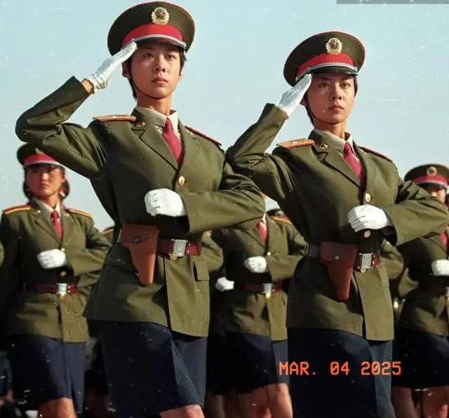 1999年10月1日
国庆50周年大阅兵，女兵方队两名领队张薇薇和张莉莉。