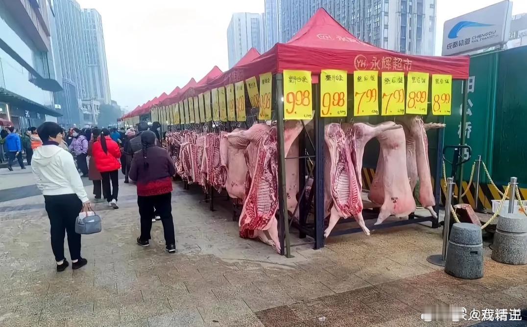 现在卖猪肉都这么卷吗？看起来买的人也不多啊… ​​​
