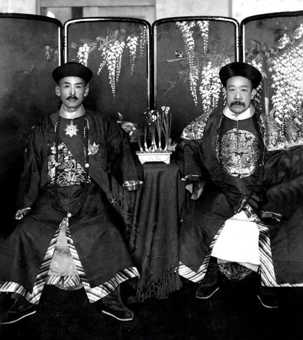 左边的是川岛浪速，他当时在日军中担任翻译一职，右边是肃亲王善耆，他们自八国联军侵