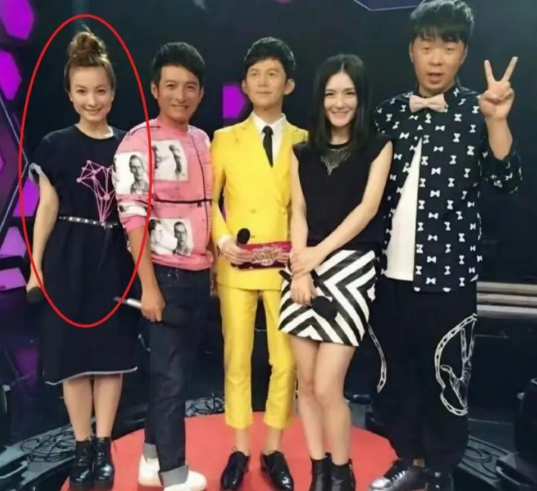 吴昕说当年站在快本的舞台上，每次自己出场，欢呼声都小到几乎听不见，导致她现在上节