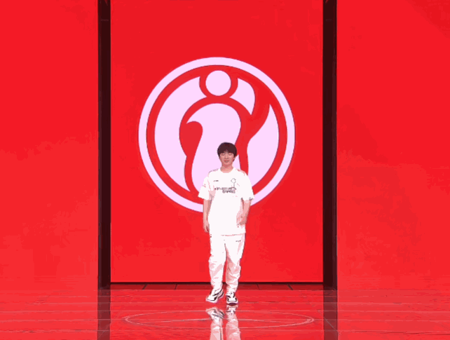 Cryin果子哥宝刀未老，第一场对战LGD选出了狐狸，在人群中七进七出

新的打