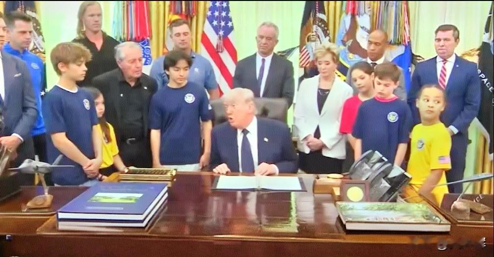 特朗普向到访白宫椭圆形办公室的少年访客讲述自己成功终结了八场战争
 
特朗普称，