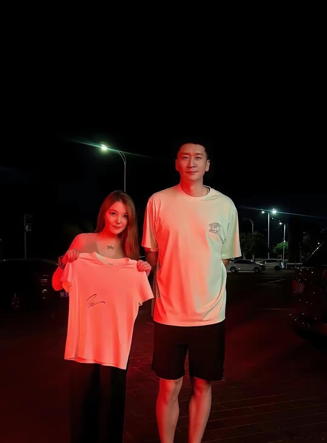 8月22日，朱梓橦在社交平台上晒出了自己在大连旅行的照片。画面里的她状态松弛、气