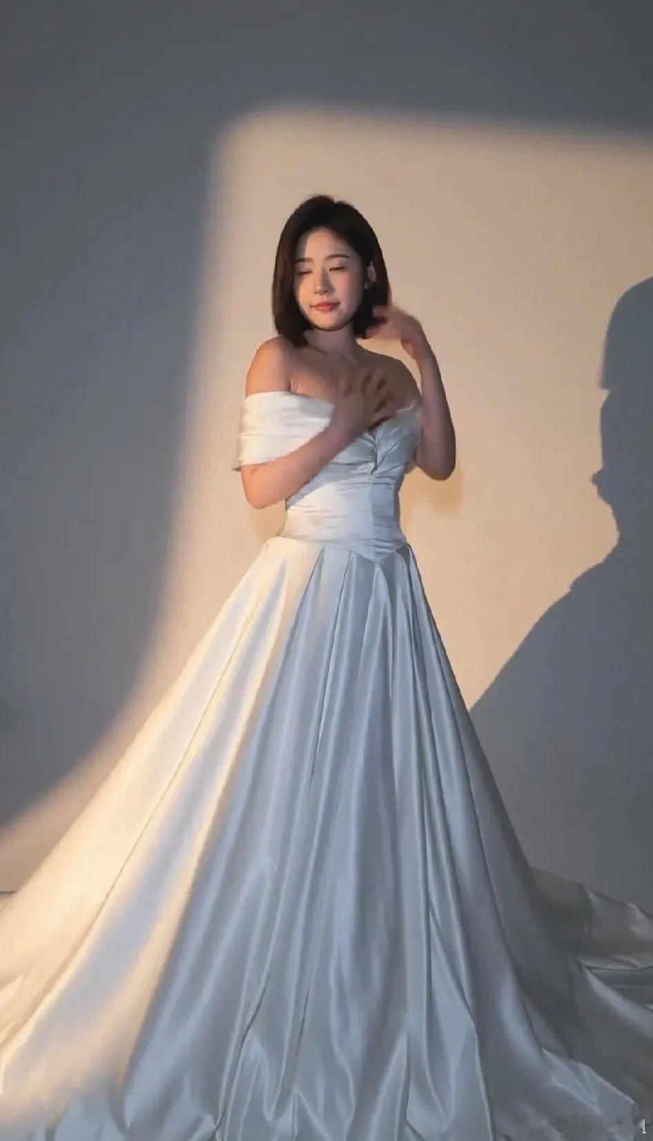 #黄一鸣晒婚纱照#这组婚纱写真不仅展现了她的优雅与自信，更引发了无数网友对于爱情