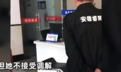 2023年，安徽合肥一名985女研究生凌晨陪着父亲摆摊卖菜，她提前占下一个先到先