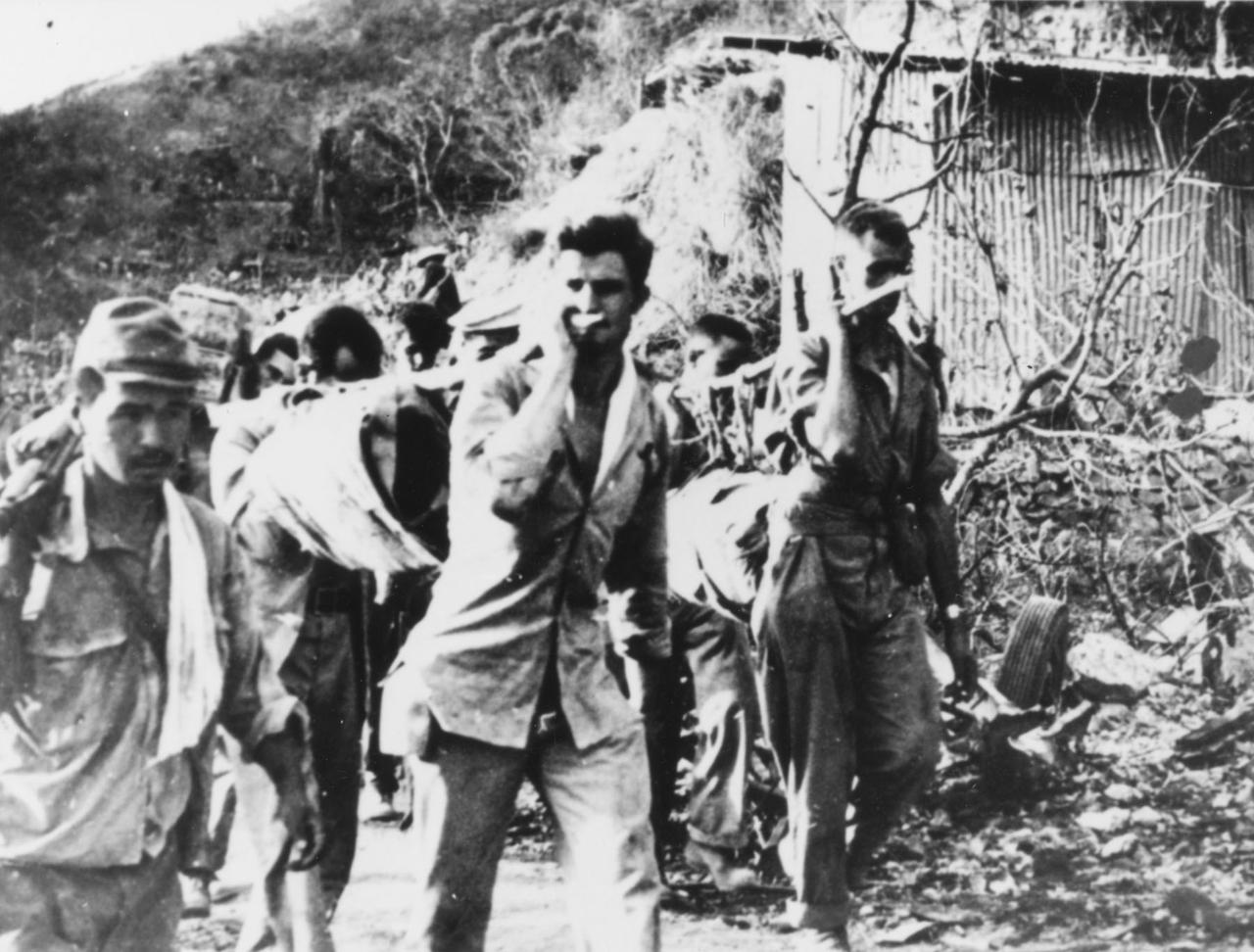 希望美国人没忘记这个：巴丹死亡行军——图1，1942 年，被俘的美军士兵与菲律宾