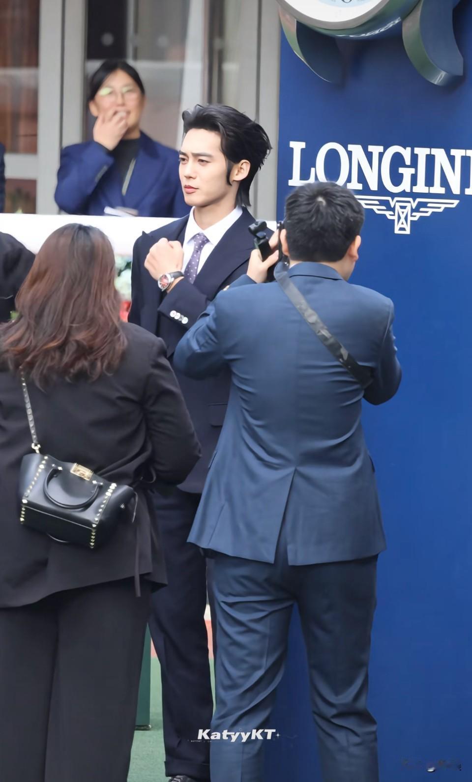 太权威了，跟昨天又是完全不一样的感觉，战场转战金融圈的感觉。

有没有懂的小鱼儿