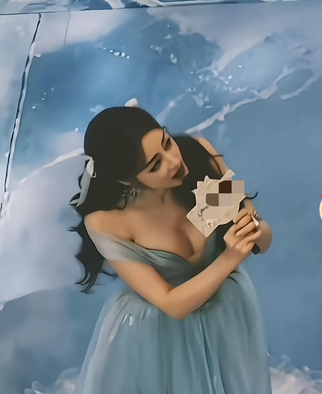 现在年轻女演员的穿衣打扮，真的是越来越“想得开了”。

以往很多女演员为了迎合大