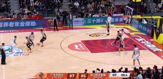 不可思议的一场比赛，浙江队外援约克顶着防守超远3分压哨绝杀广东！出手前还看了下时