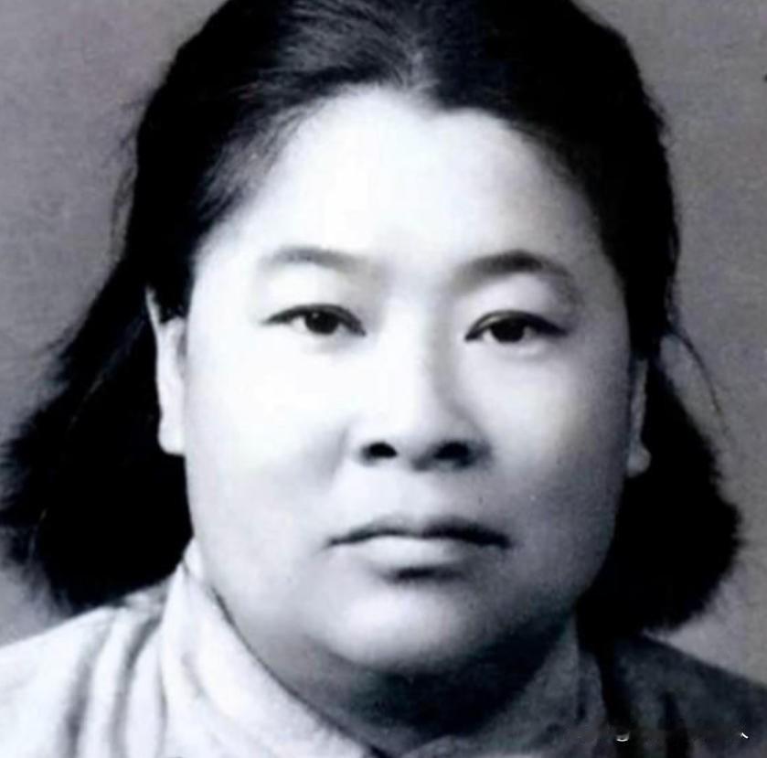 1933年，许世友听说部队有一位武当出身的女侠，便想要切磋一番，他迈着自信的步伐