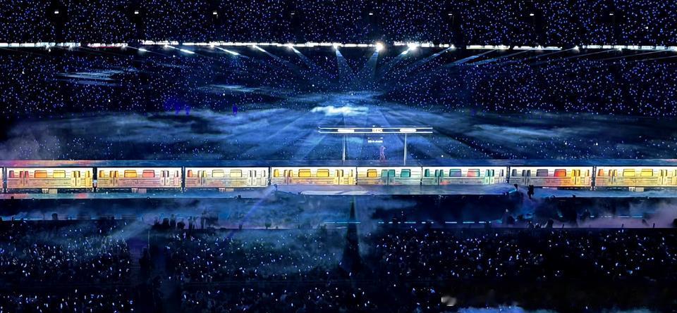时代少年团轮流看张杰演唱会啦，昨天晚上马嘉祺、丁程鑫、宋亚轩出现在张杰演唱会现场